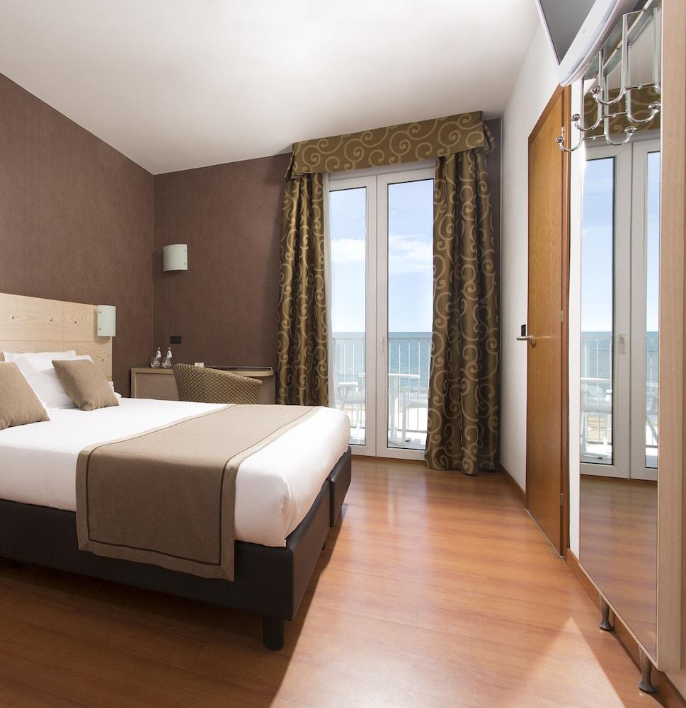 Victoria Frontemare Beach & Spa Hotel Jesolo Exterior photo
