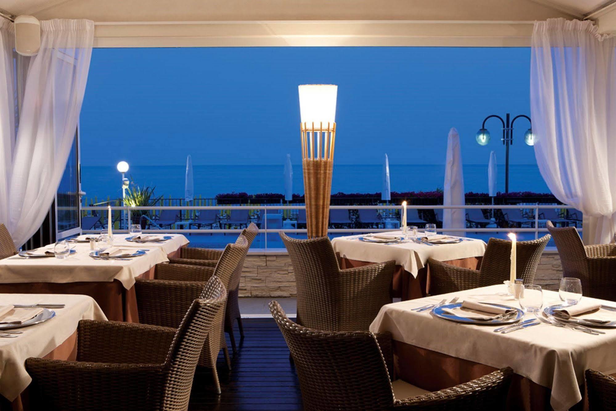 Victoria Frontemare Beach & Spa Hotel Jesolo Exterior photo